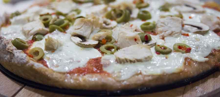 dietetyczna pizza z mąki orkiszowej